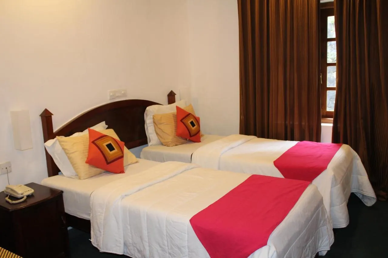 Hotel Silver Falls - Nuwara Eliya 3*,
